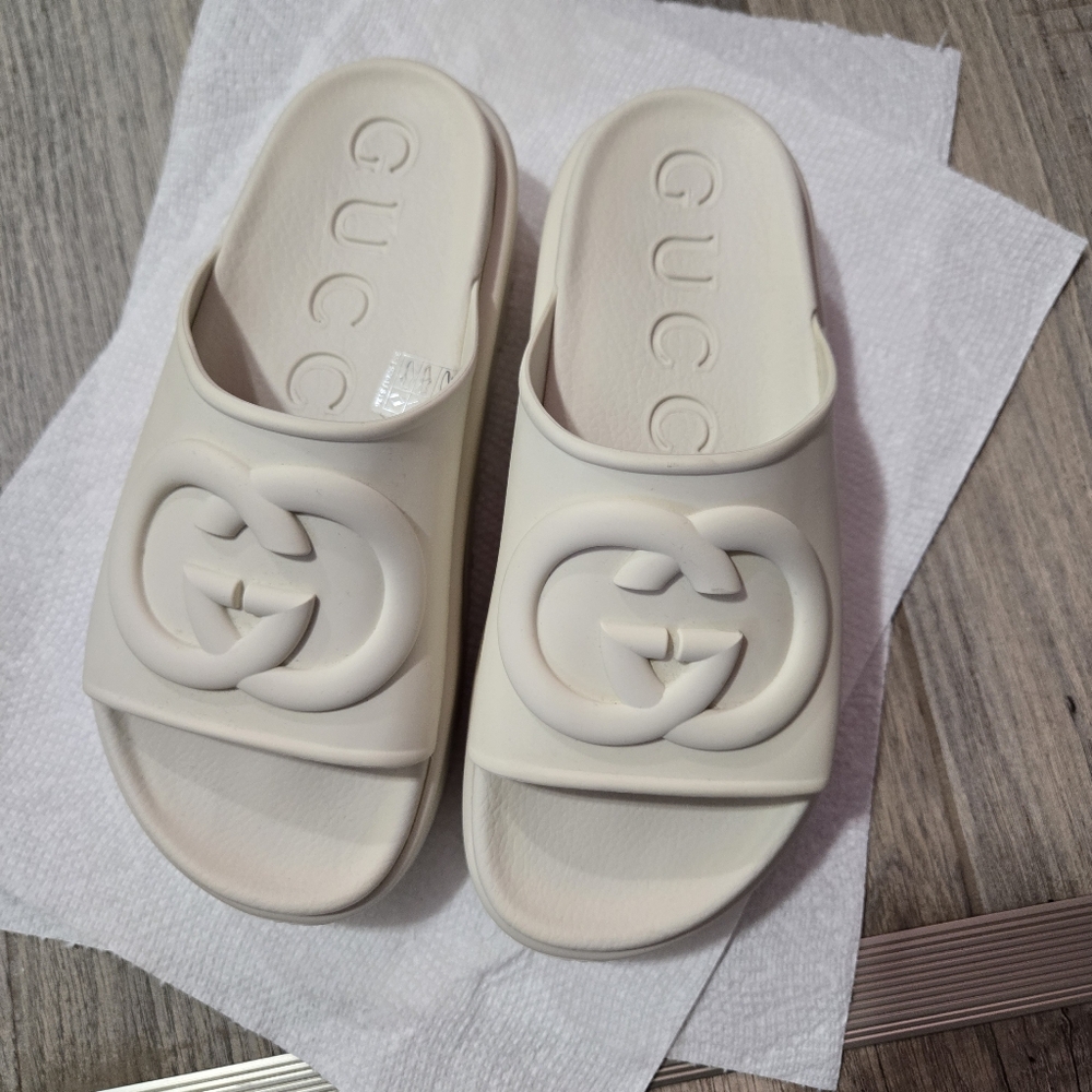 Gucci women's slide sandal with interlocking G, size 38